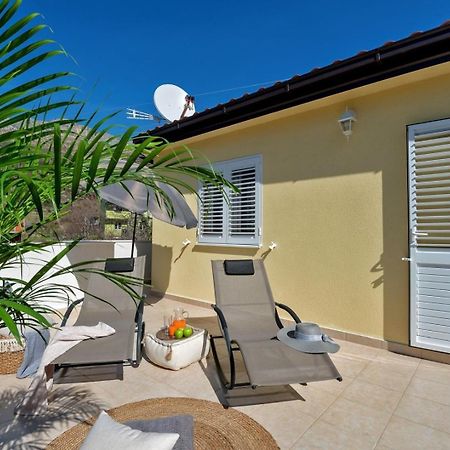Luxury Villa Lelu With Heated Saltwater Pool, Parking, High Speed Internet, Bbq, Zrnovnica Bagian luar foto